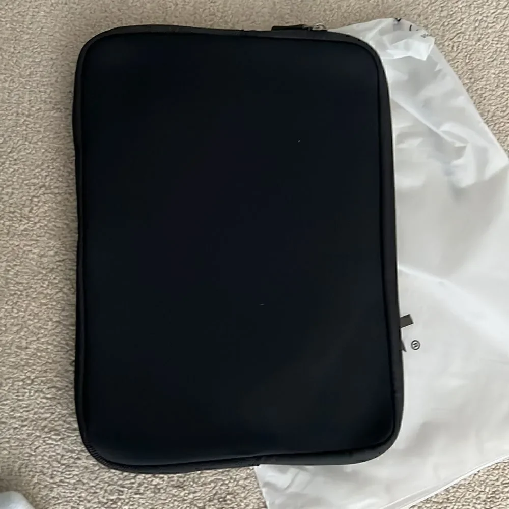 NWT Computer sleeve. Black